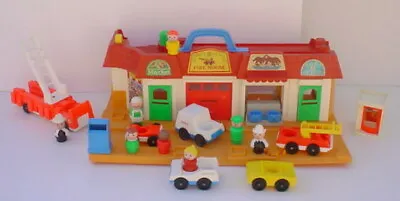 Vintage 1986 Fisher Price Little People Play Family Main Street 2500 + People • $45