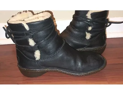 UGG Women Short Boots Caspia Shearling Lined Leather Sz 8 Black • $12.99