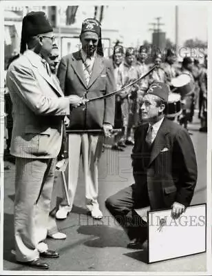 1938 Press Photo Harold Lloyd Knighted By Shriner W.H. Karnett In Los Angeles. • $20.88