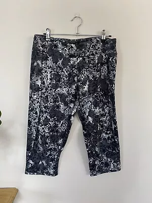 NIKE X HURLEY Black & White Print CAPRI Leggings Size Medium Gym Yoga Activewear • $6.43