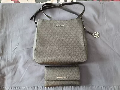 Barely Used W/O Tags Michael Kors Crossbody Handbag And Wallet Accessory Set • $99.95