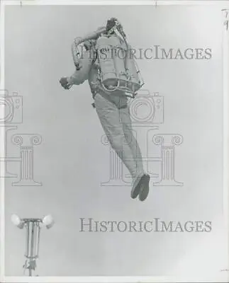 1966 Press Photo Gordon Yaeger Piloting The Rocket Belt - Lra28857 • $19.99