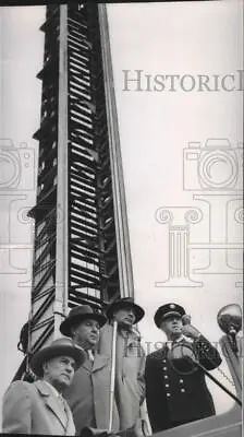 1954 Press Photo Milwaukee Fire Department Turns Ladder Into A Radio Tower • £18.99