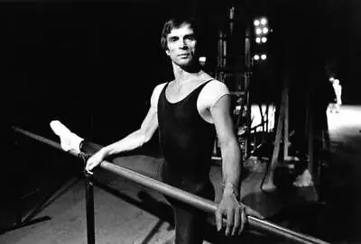 Ballet Dancer Rudolf Nureyev At The Barre During Rehearsal 1980 OLD PHOTO • $9
