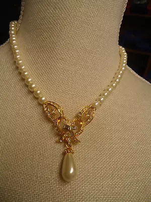 Vtg Gold Tone Faux Pearl Rhinestone Necklace • $4