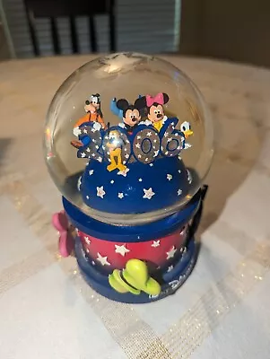 Disney 2006 Mickey And Friends Snow Globe Musical Sings  Best Of Friends  • $19.99