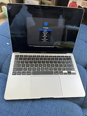 Apple MacBook Air 13in (256GB SSD M1 8GB) - READ • $200