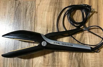 Vidal Sassoon Hair Straightener Iron Dry Steam Settings VS183 • $8.99