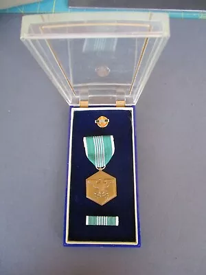 WWII Slot Brooch ARCOM Army Commendation Medal With Plexi Display Case Rosette • £37.64