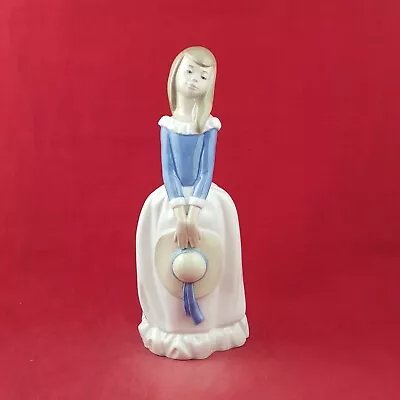 Lladro Nao Figurine Girl Holding Straw Hat - 8674 L/N • £65