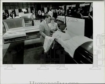 1993 Press Photo Steve Hodge And Jan Hobbs Attend Funeral Directors Trade Show • $19.99