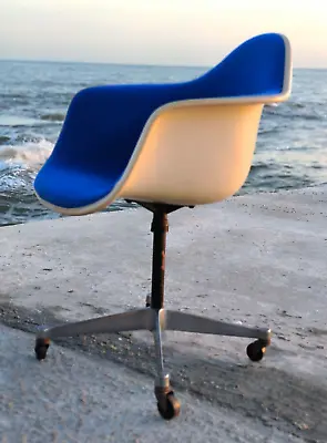 Charles & Ray EAMES Herman Miller Moulded Fibreglass Armchair 1960s/70s • £575