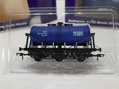 Dapol B648 & B817 6 Wheel Milk Tankers MMB Blue Livery Mint Boxed OO Gauge Pair • £30