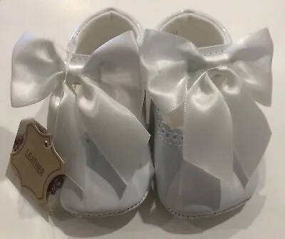 Couche Tot Leather Pram Shoes With Bows. Baby Bow Pram Shoes Size EU17 -White • £8