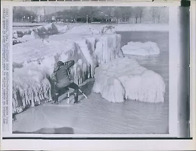 Vintage Photog Wades Into Lake Michigan To Get Iceberg Pic Weather Wirephoto 7X9 • $19.99