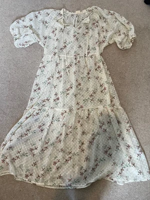 £12.50 • Buy Levi’s Cream Midi Dress Size L Floral Pattern. With Underslip.