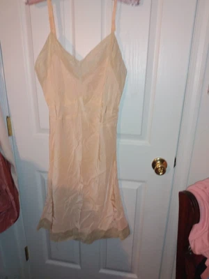 $16.50 • Buy Vintage Peach Lace Full Slip Sz 38 Pretty Sweet