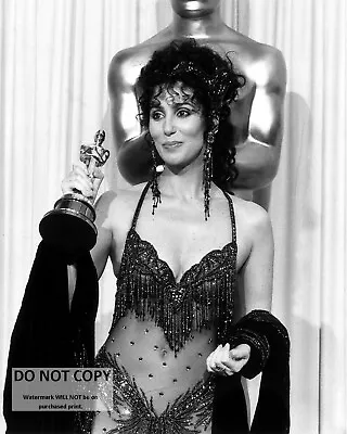 Cher Holding Best Actress Oscar For  Moonstruck  - 8x10 Publicity Photo (cc305) • $8.87