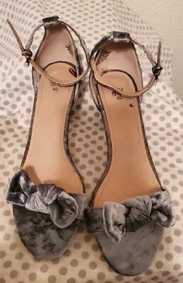 H & M Womans Blue Velvet W/Bow Ankle Strap Mid Heels Open Toe Shoes Sz 8.5 • $4