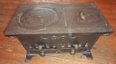 ANCIENNE CUISINIÈRE de poupée BABY BAUDIN EN FONTE ÉMAILLÉE