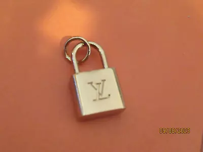 $19.99 • Buy LOUIS VUITTON LV  1 ZIPPER PULL CHARM Soft GOLD Tone Metal Lock, 20X12mm