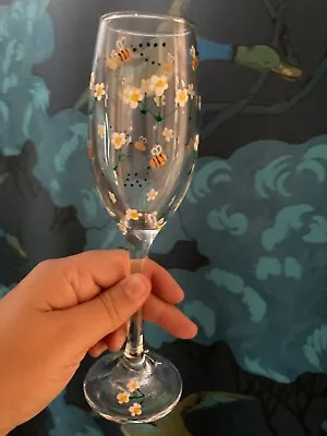 PERSONALISED Hand Painted DAISY/BEE Wine Glass Flute TEACHER GIFT/BIRTHDAY • £9.50