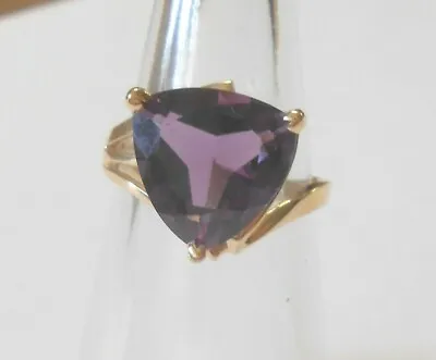 10K Yellow Gold Triangle Shape Large Amethyst Solitaire Vintage Ring Size 6.25 • $125