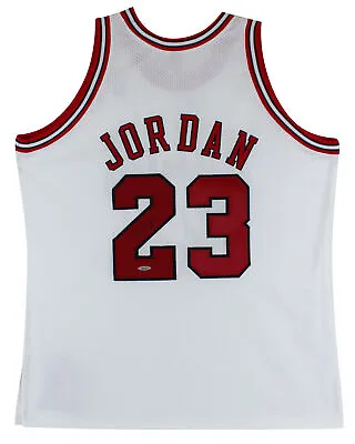 $23082.23 • Buy Bulls Michael Jordan Authentic Signed White 1997-98 Nike Jersey UDA #BAH44402