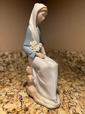 Lladro  Sitting Girl With Lilies  4972 RETIRED Sculpture Statue Figurine Vtg Old • $44.50