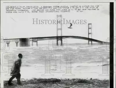 1958 Press Photo Visitor Views Mackinac Bridge In St. Ignace Michigan • $19.99