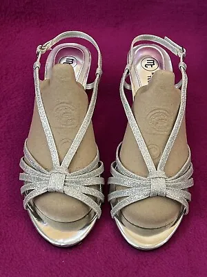 MOOTSIES TOOTSIES Silver Strappy Sandals -  Size 10M - NEVER WORN • $32.95