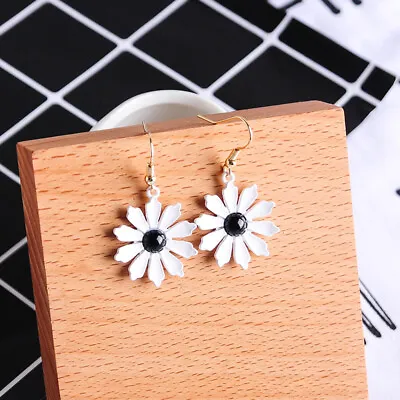 White Enamel Daisy Flower Dangle Earrings 50s 60s Retro • £3.69