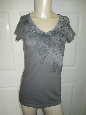 MUDD Top Juniors Medium Gray Graphics Detail Studs V-neck Short Sleeve • $9.95