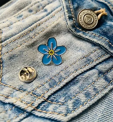 Forget Me Not BLUE Lapel Pin Badge Dementia / Funeral Memory Memorial Pin 232 • £5.75