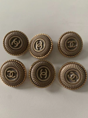 £50 • Buy Vintage Chanel Beige 2000’s Blazer Buttons Metal 23mm