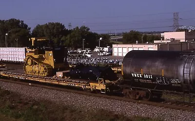 JL: Orig Slide TTHX Trailer Train 60' Flat Car #92453 W/CAT D9T Loader In 2006 • $3.99