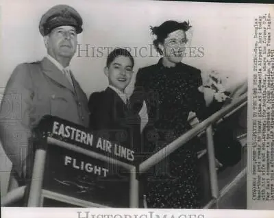 1951 Press Photo Gen. Douglas Mac Arthur Wife And Son Arthur Board Plane In NY • £15.43