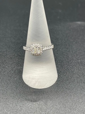 $2319 • Buy Ladies 14ct White Gold Diamond Ring (Pre-Owned)