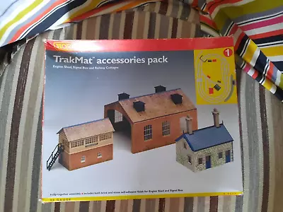 Hornby OO Gauge R8084 TrakMat Accessories Pack 1 - Engine Shed SB Rly Cottage • £4.20