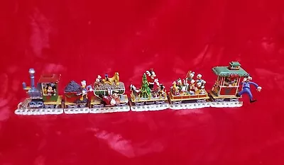 Danbury Mint Mickey's Christmas Holiday Train Set 6 Cars Hand Painted 1997 • $26.99
