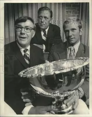 1971 Press Photo Co-chairs North American Lightning Regatta With William Shore. • $19.99