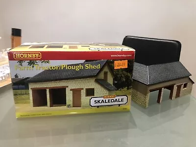 Hornby Skaledale Farm Tractor/Plough Shed R8785 • £0.99