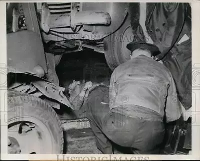 1946 Press Photo Doctor & Policeman Attend To Peter Decker Injured In Accident • $19.99