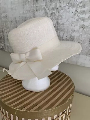 1960s Vintage White Straw Woman’s With White Grosgrain Ribbon With Hat Box. • $20