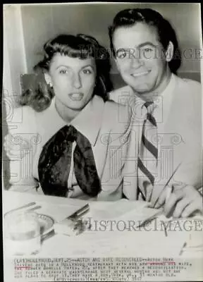 1947 Press Photo Mark Stevens And Wife Annelle Hayes In Hollywood Restaurant. • $20.88