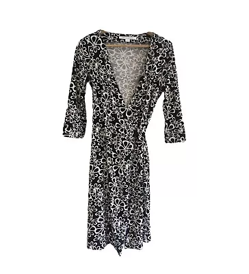 Diane Von Furstenberg Women’s Sz 8 US Wrap Dress With Tie & Deep V Neckline • $69.99