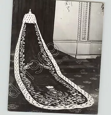 Purple Coronation Robe Worn By England QUEEN VICTORIA Vintage 1952 Press Photo • $40