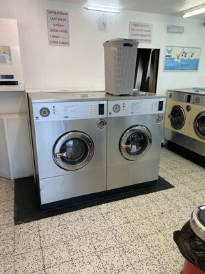 £650 • Buy Ipso 25lb Washing Machine Launderette