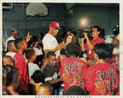 1994 Press Photo Houston Rockets Basketball Player Sam Cassell At Hester House • $19.99