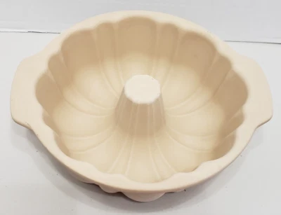 $29.99 • Buy The PAMPERED CHEF Family Heritage Stoneware 10  Fluted Bundt Pan - Retired  Hw41